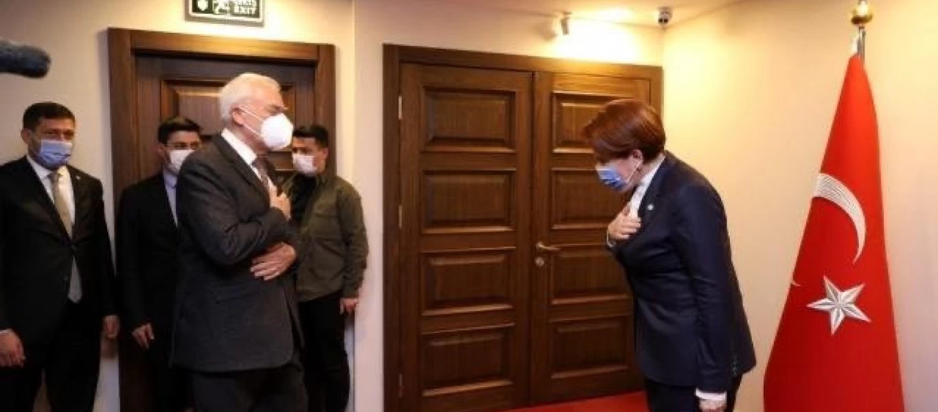 Τα τουρκικά φιλοκυβερνητικά ΜΜΕ σκανδαλίστηκαν: Η επικεφαλής του «Καλού Κόμματος» υποκλίθηκε στον Έλληνα πρεσβευτή